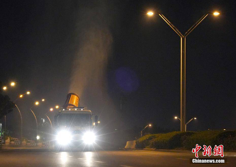 鄭州進行全市集中防疫消殺,霧炮車同時作業 鄭州進行全市集中防疫消殺,霧炮車同時作業