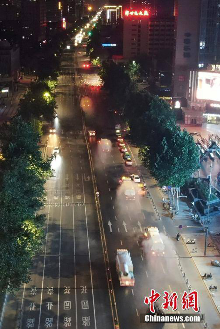 鄭州進行全市集中防疫消殺,霧炮車同時作業 鄭州進行全市集中防疫消殺,霧炮車同時作業
