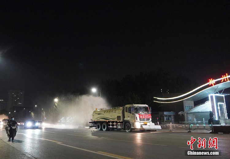 鄭州進行全市集中防疫消殺,霧炮車同時作業 鄭州進行全市集中防疫消殺,霧炮車同時作業