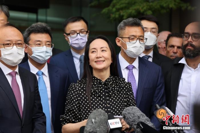 圖為孟晚舟當日在位于加拿大溫哥華的不列顛哥倫比亞省高等法院門前向媒體發表聲明。 中新社記者 余瑞冬 攝.jpg